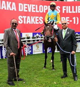 Star of India (Neeraj Rawal up), winner of Malenahalli Plate being led in by trainer S Padmanabhan and Chaduranga Kanthraj Urs at Bangalore on Sunday.